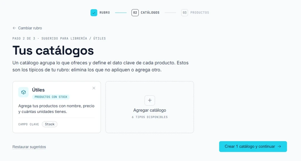 Paso 2 de 3 del asistente, «Tus catálogos»: una tarjeta de catálogo con su tipo y su campo clave, la casilla «Agregar catálogo» y el botón «Crear catálogo y continuar».