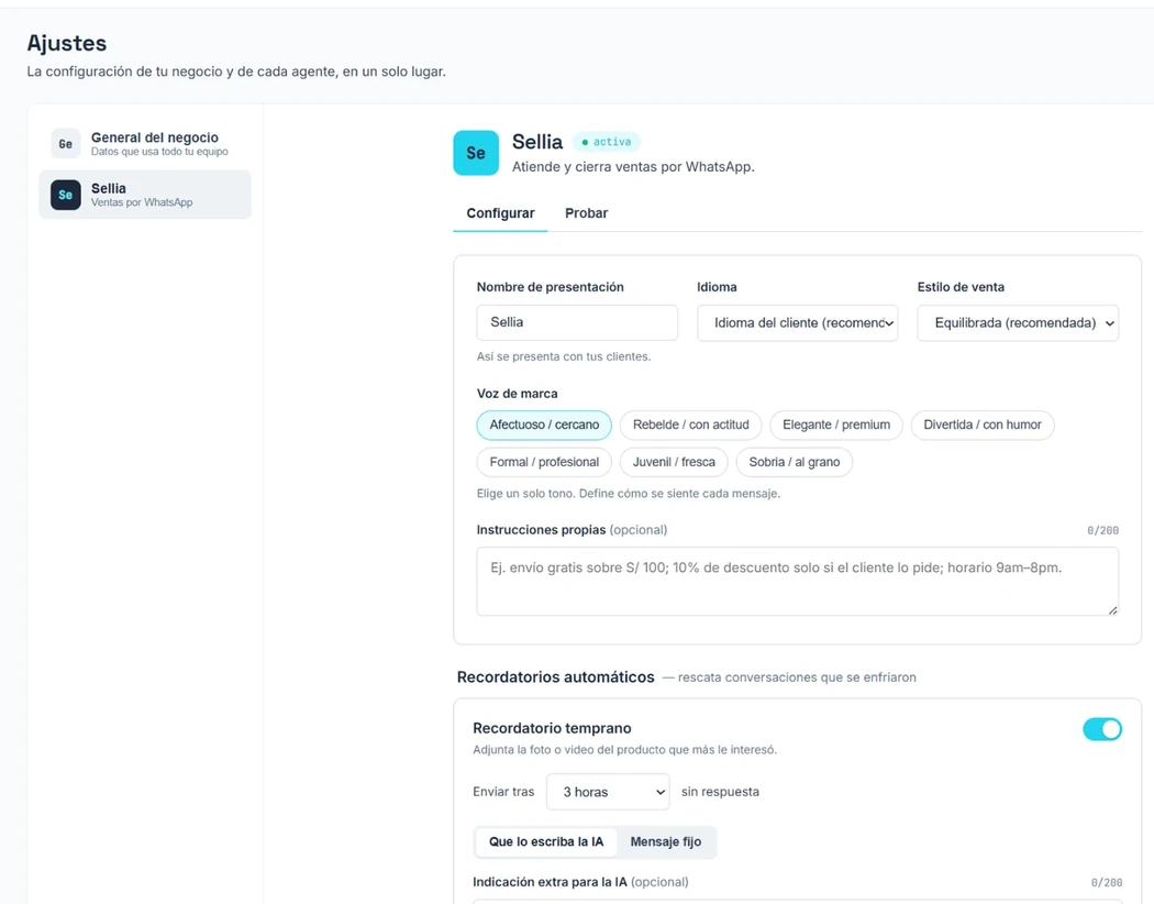 Ajustes de knotAI con Sellia seleccionada en la pestaña Configurar: nombre de presentación, idioma, estilo de venta, las siete voces de marca y el recuadro de instrucciones propias.